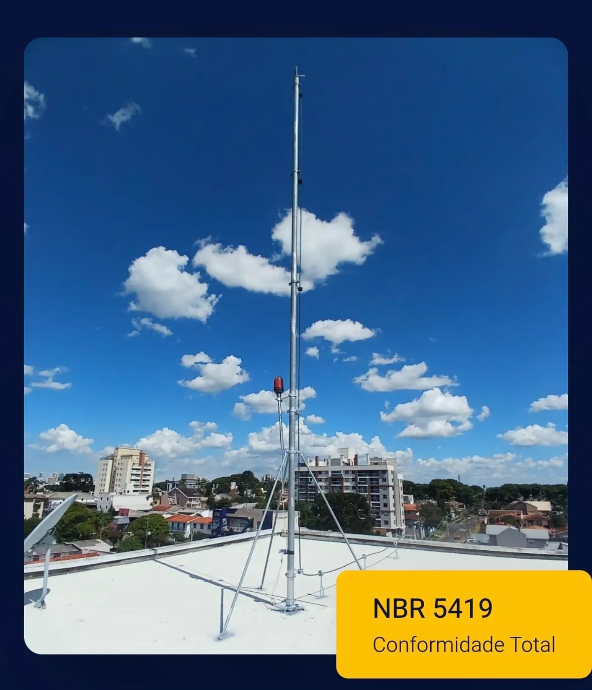 Para-raios tipo Franklin instalado em mastro sobre laje de edifício