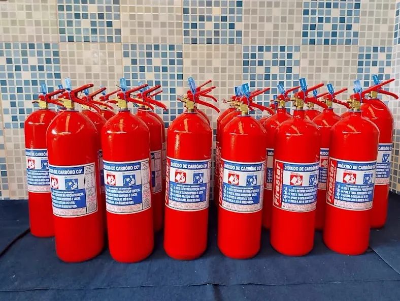 Modelos de extintores de incêndio para diferentes classes de risco